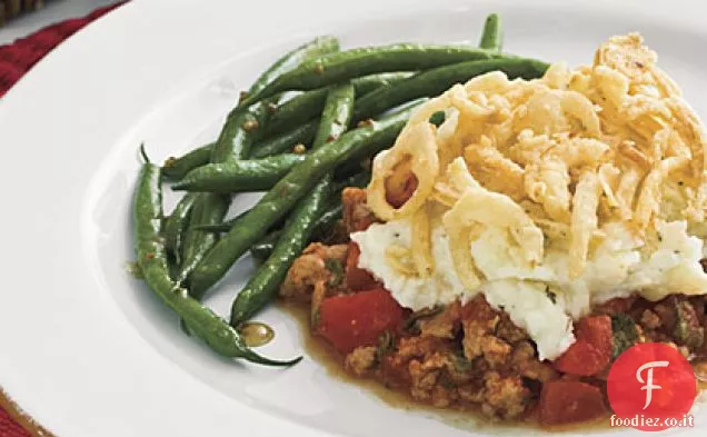 Casseruola di purè di patate con salsiccia e cipolla