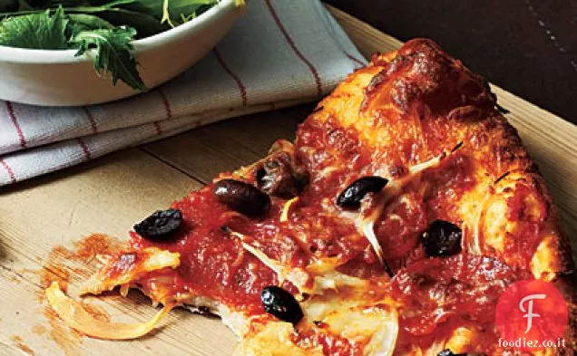 Pizza con peperoni, cipolla e olive