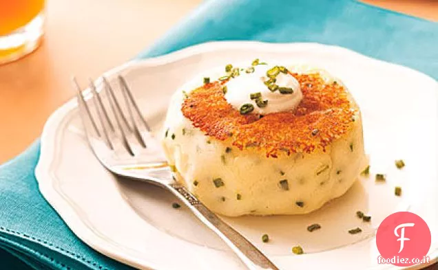 Torte di patate con panna acida e erba cipollina