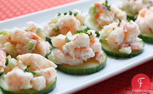 Insalata di gamberetti su fette di cetriolo