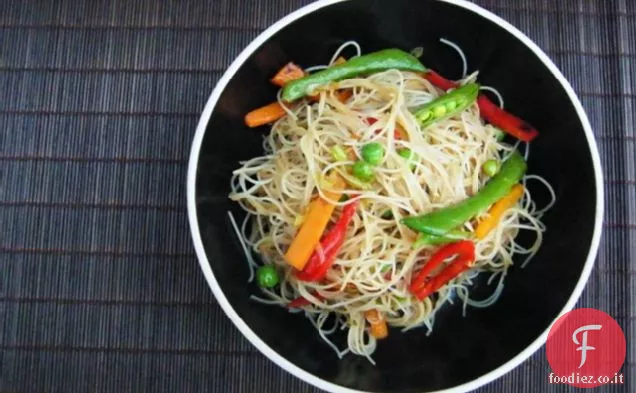 Insalata di noodle condita calda