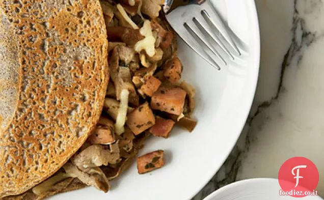 Crepes salate di grano saraceno con prosciutto e salsa Mornay