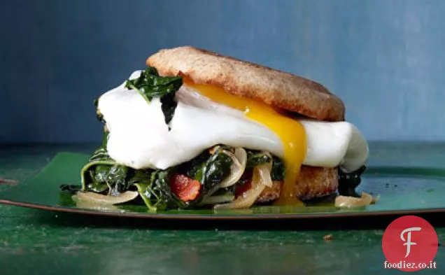 Panini con pancetta e uova con verdure