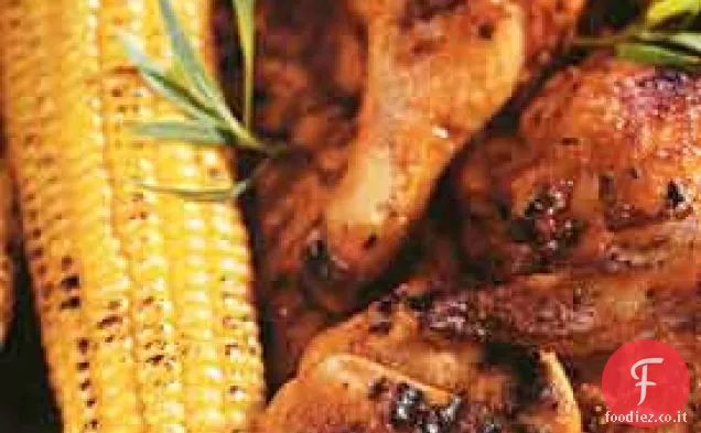 Mais alla griglia con burro all'aglio arrostito