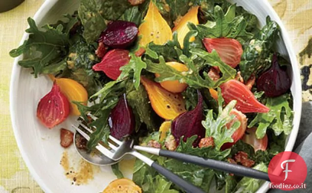 Insalata di cavolo Fizz con condimento arrostito di aglio e pancetta e barbabietole