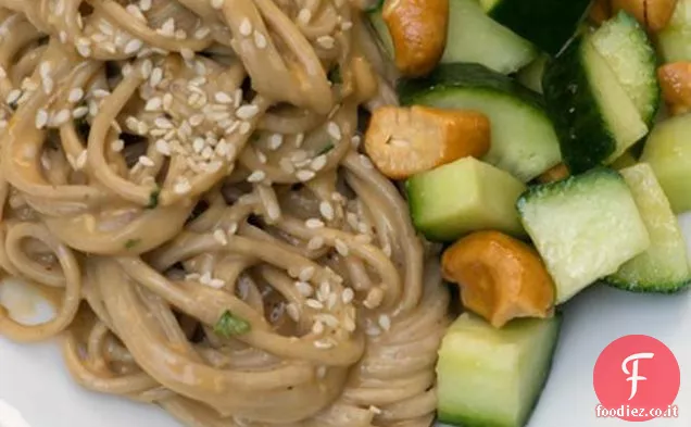 Tagliatelle di sesamo con insalata di anacardi di cetriolo