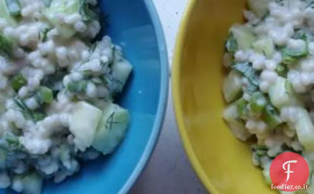 Insalata di orzo con cetriolo e yogurt-condimento all'aneto