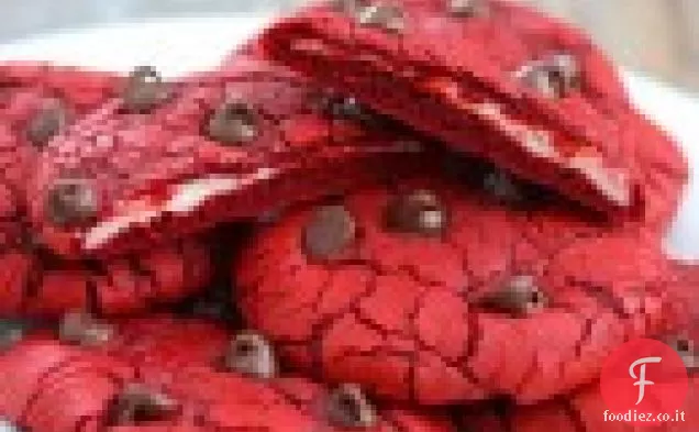 Biscotti di velluto rosso ripieni di crema di formaggio glassa