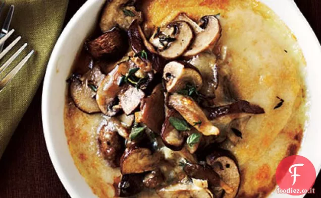 Polenta di formaggio con funghi saltati