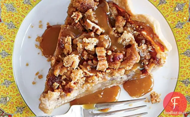 Torta di mele a faccia aperta con crumble di noci pecan salate