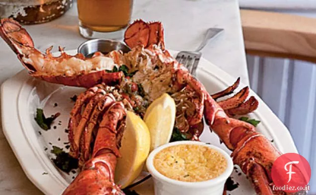 Dividere le aragoste grigliate con burro alle erbe