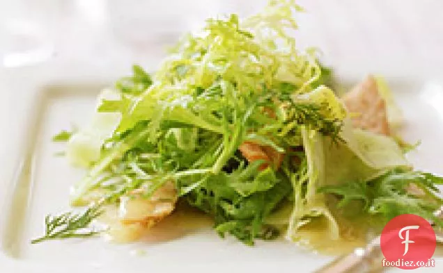 Frisee con salmone in scaglie e cetriolo