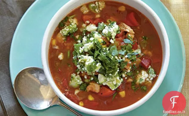 Zuppa di pollo speziata con peperoncino e salsa di avocado