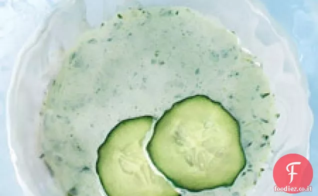 Zuppa di cetrioli, basilico e menta refrigerati