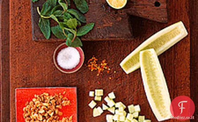 Insalata di cetrioli e arachidi tritati