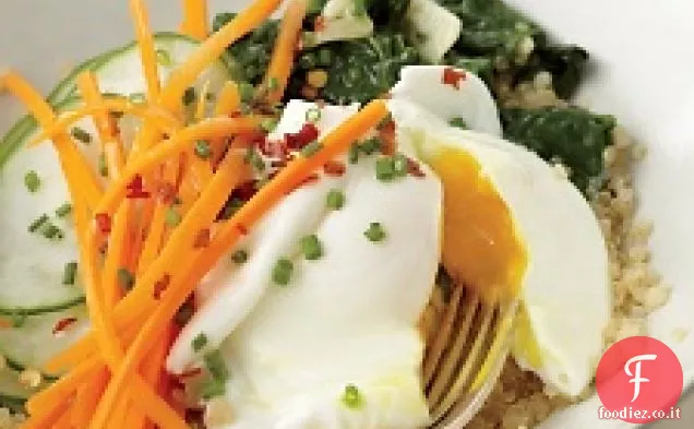 Quinoa con uovo in camicia, spinaci e cetriolo