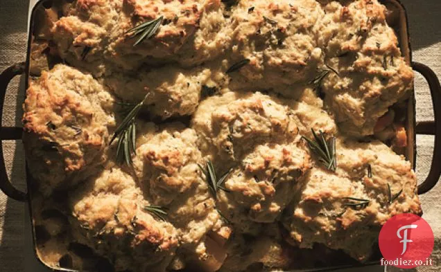 Radice di verdure e funghi torta con rosmarino biscotto Topping