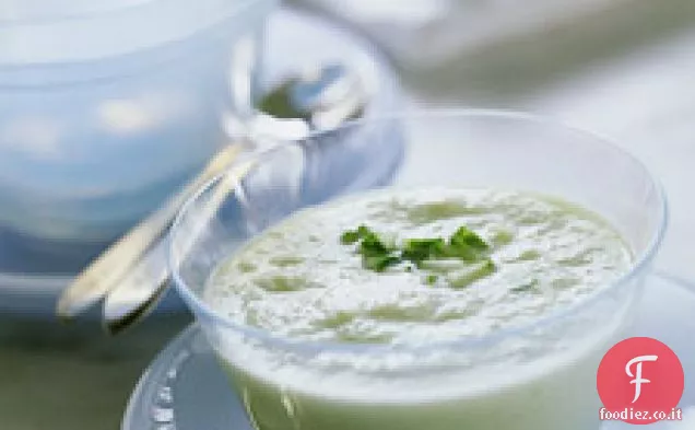 Zuppa fresca di cetrioli e aneto