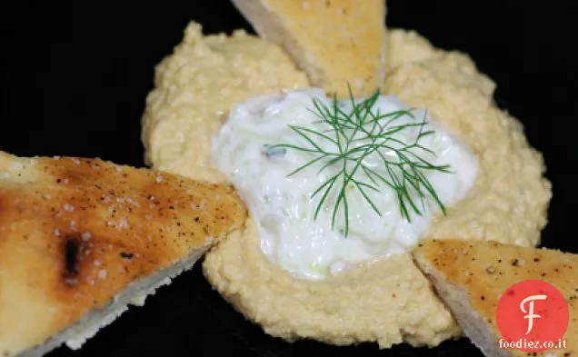 Focaccia alla griglia e insalata di cetrioli e yogurt