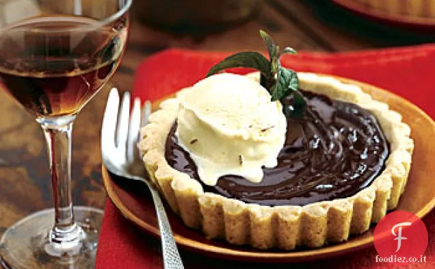 Tortine di crema pasticcera al cioccolato in crosta di biscotti alle mandorle con gelato allo zafferano