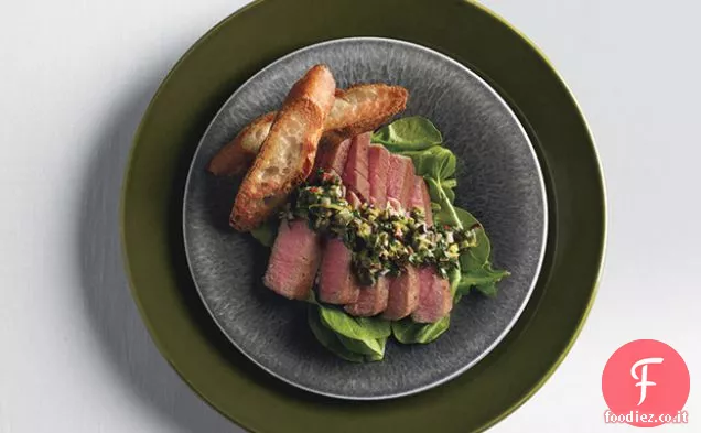 Tonno scottato con vinaigrette di tapenade alle olive e rucola