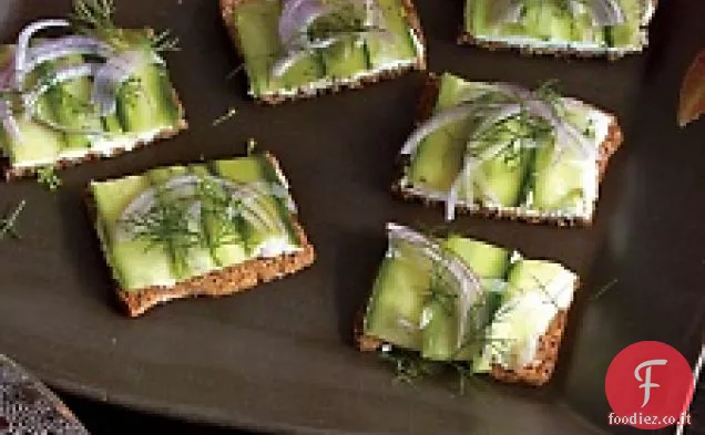 Formaggio di capra, cetrioli e cracker di tè all'aneto