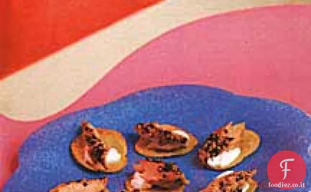 Sgombro affumicato pepato e panna acida su patatine fatte in casa