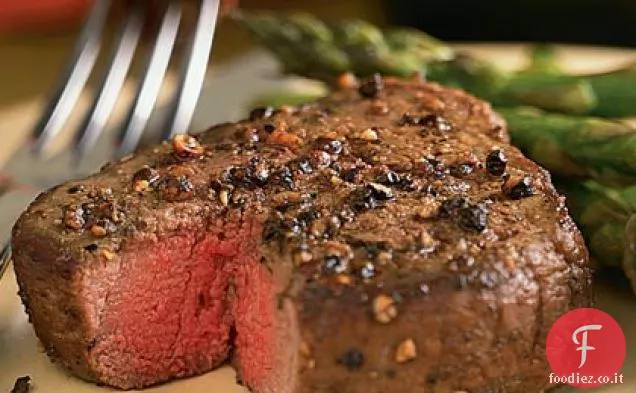 Filetto Mignon in crosta di Pepe speziato con asparagi