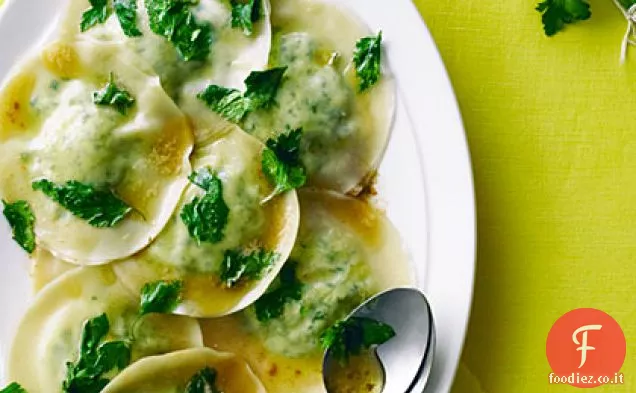 Ravioli di prezzemolo con salsa di burro marrone
