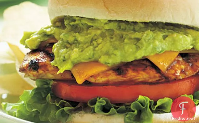 Panini di pollo alla griglia con salsa piccante di avocado