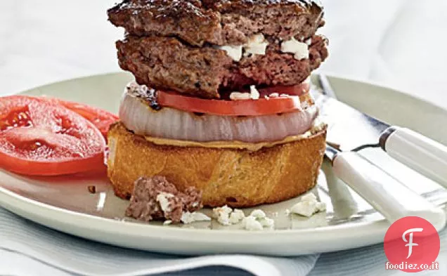 Feta-Hamburger ripieni con cipolla alla griglia su lievito madre