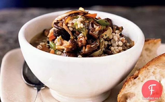 Salsiccia piccante, orzo e stufato di funghi