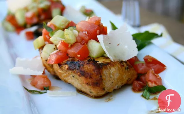 Pollo alla griglia italiano con bruschetta di cetrioli