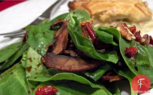 Insalata di spinaci con noci pecan e pomodoro essiccato al sole