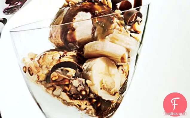 Gelato inzuppato di caffè con banana e arachidi
