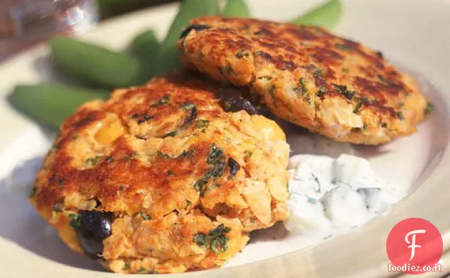 Torte di salmone mediterraneo con salsa di cetrioli