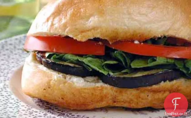 Panini caldi con melanzane e formaggio di capra
