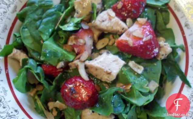 Insalata di spinaci di pollo e fragole