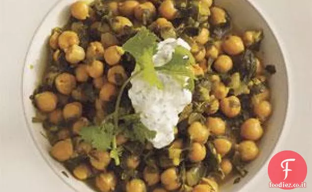 Curry di ceci e spinaci con salsa di cetrioli e yogurt