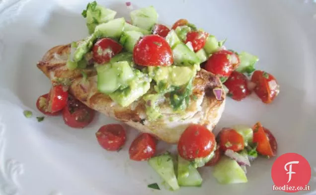 Petti di pollo con salsa di avocado, pomodoro e cetriolo