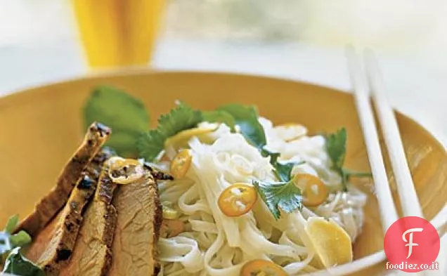 Carne di maiale al curry su spaghetti di riso con lime e cocco