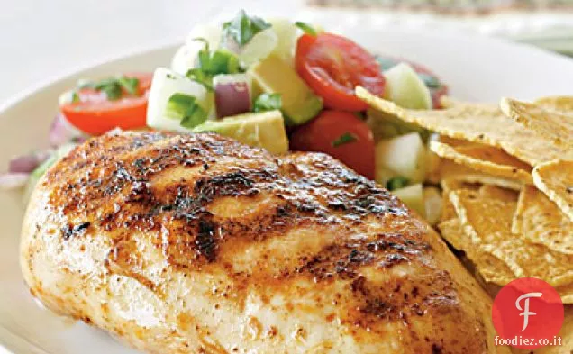 Petti di pollo con salsa di avocado, pomodoro e cetriolo