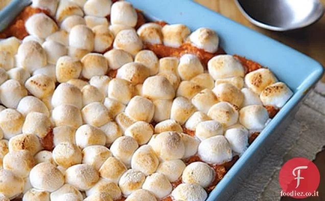 Casseruola di patate dolci con guarnizione di marshmallow