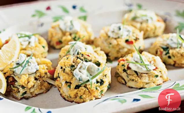 Mini pane di mais Torte di granchio con salsa di limone e cappero