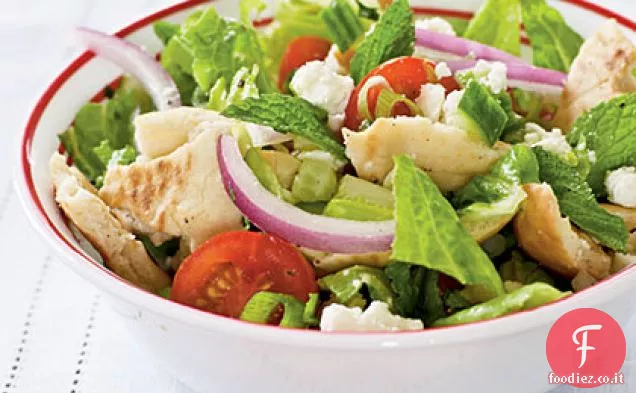Insalata di pita con pomodori, cetrioli ed erbe