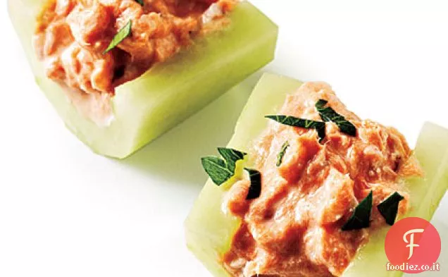 Salmone affumicato in barche cetriolo