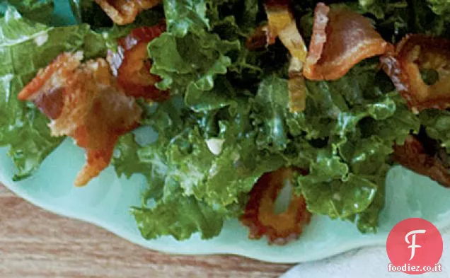 Insalata di cavolo tagliuzzato con pancetta e datteri