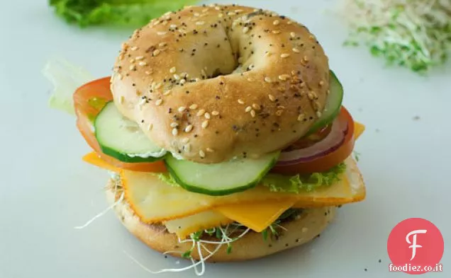 Panino con bagel vegetariano e formaggio