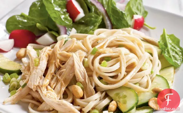 Tagliatelle al sesamo freddo con pollo e cetrioli