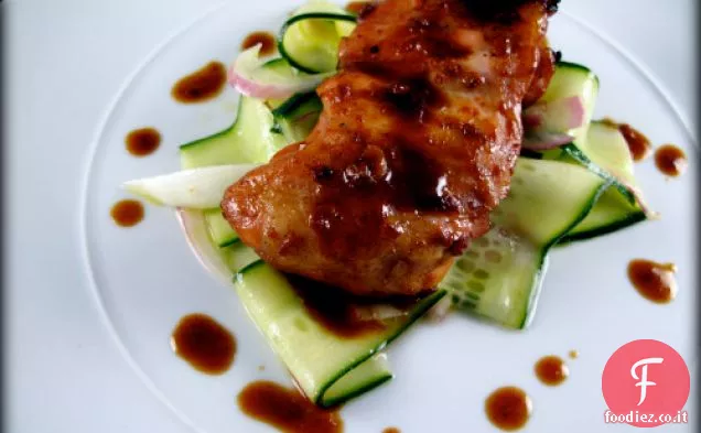 Ketchup - pollo barbecue meno piccante con cukes marinati e cipolle
